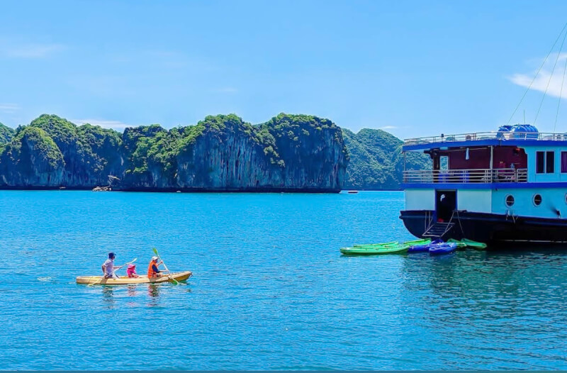 chèo kayak trên vịnh Lan Hạ