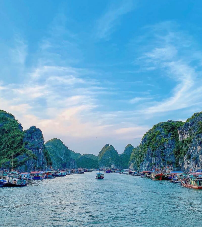 Chỉ có biển, núi, bầu trời và chiếc kayak nhỏ bé giữa thiên nhiên rộng lớn
