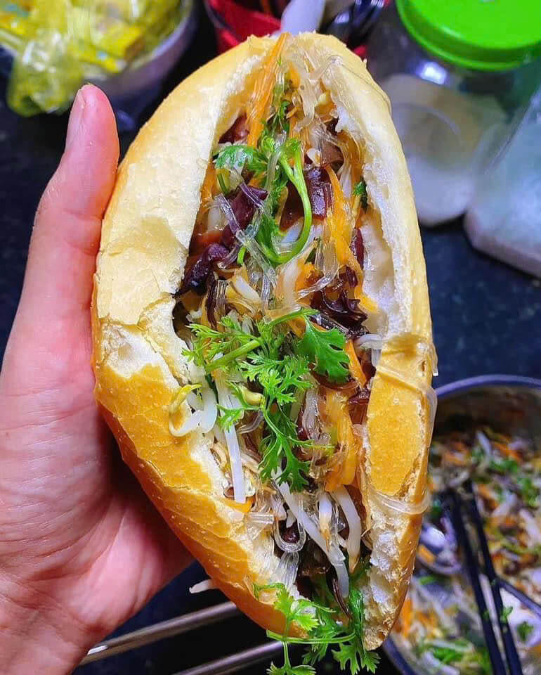Nhân bánh là miến xào với mộc nhĩ