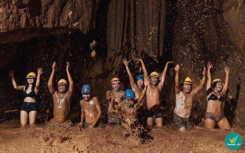 Tắm bùn trong hang Tối