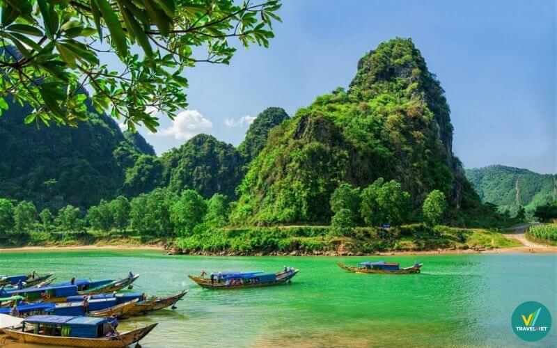 Du thuyền ngắm cảnh trên dòng sông Son