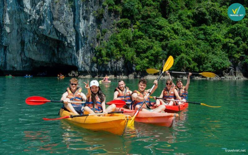 Hành trình kayak ở Vịnh Hạ Long