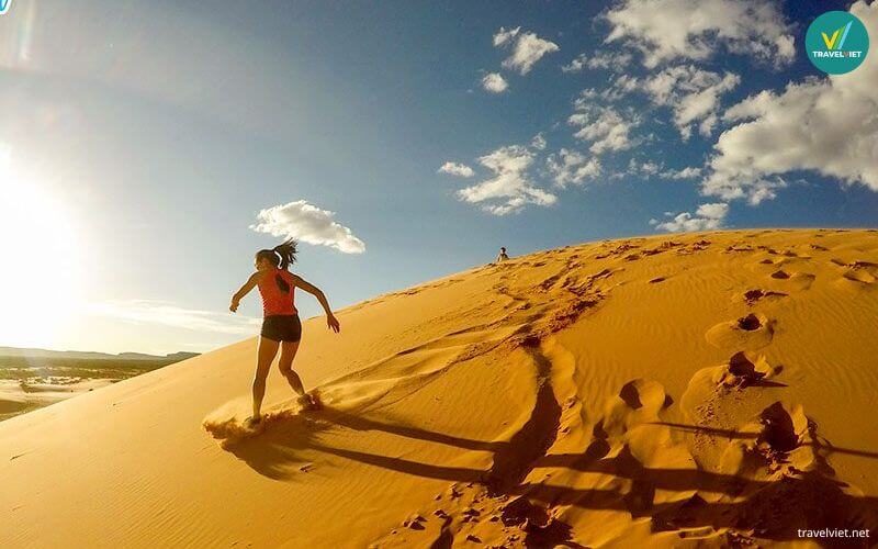 Lướt gió và chinh phục những đồi cát vàng ở Mũi Né