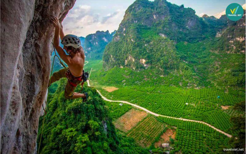 Leo núi Hữu Lũng