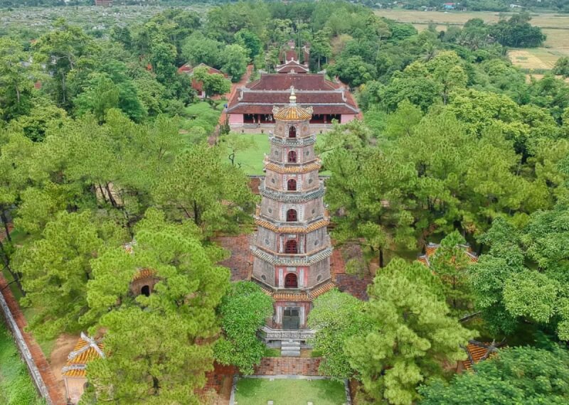 Khuôn viên chùa Thiên Mụ