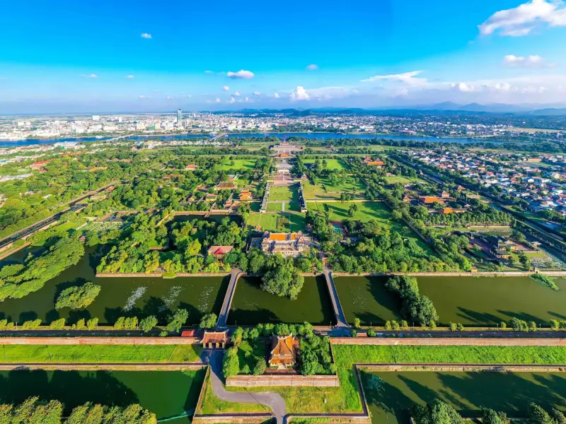 Khám phá Đại Nội Huế bằng xe máy