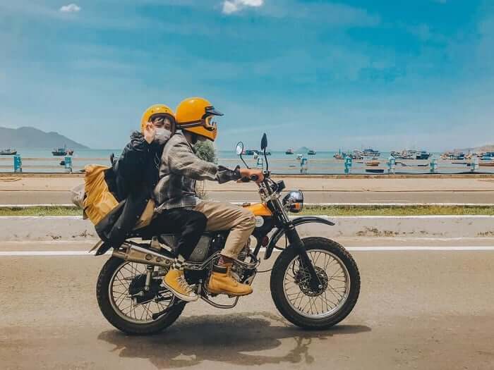 Di chuyển bằng xe máy tới khu di tích Kim Liên