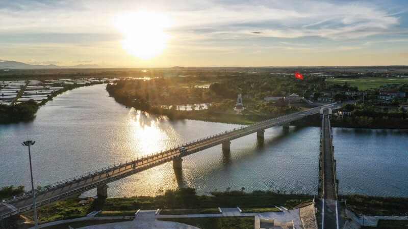 在 Hien Luong 桥上散步