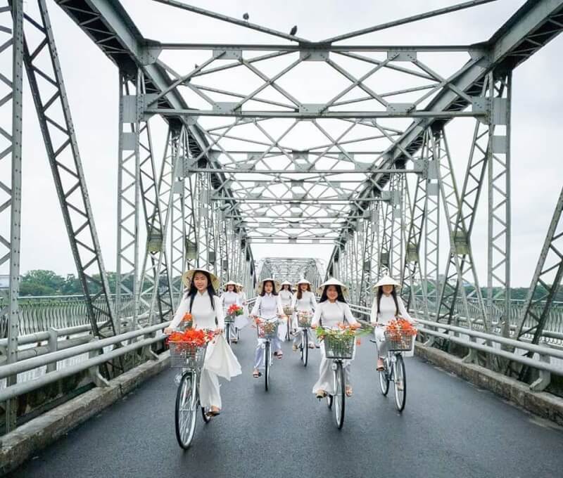 Di chuyển bằng xe đạp trên cầu Tràng Tiền