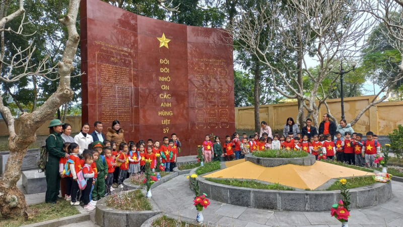 Dâng hương, tưởng niệm tại khu di tích Căng Đồn Nghĩa Lộ