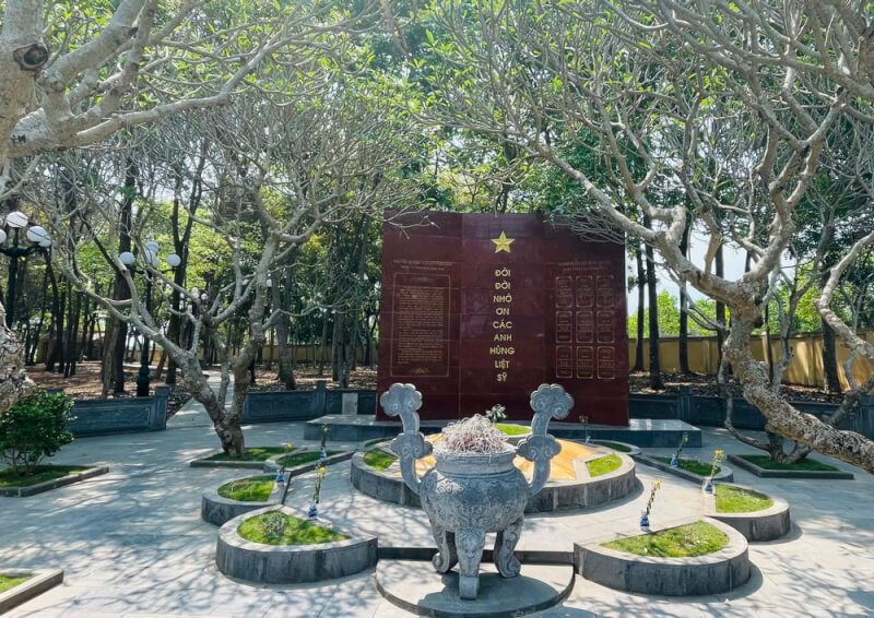 Nhà bia và Đài tưởng niệm