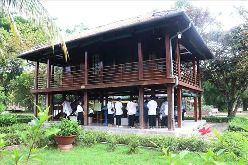 Mô hình nhà sàn và ao sen kiểu miền Bắc