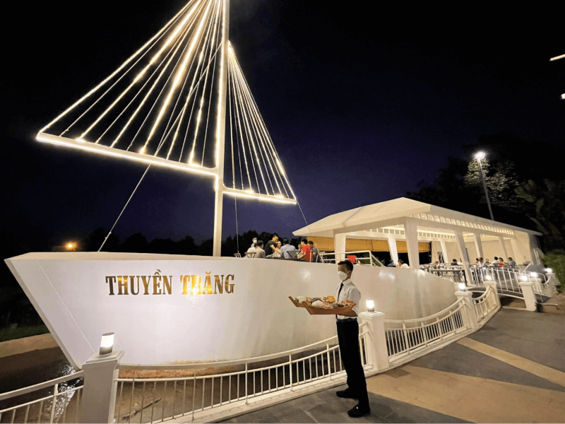 Nhà hàng Thuyền Trăng Quán