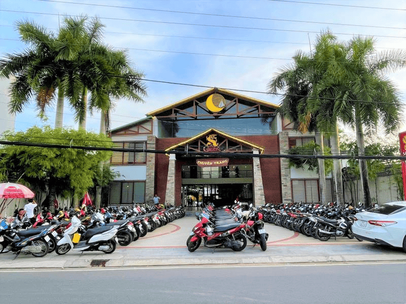 Nhà hàng Thuyền Trăng Quán