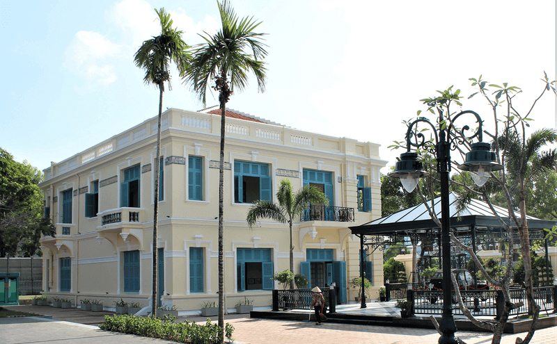 Sân trong và khuôn viên