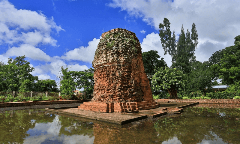 Tháp cổ Vĩnh Hưng