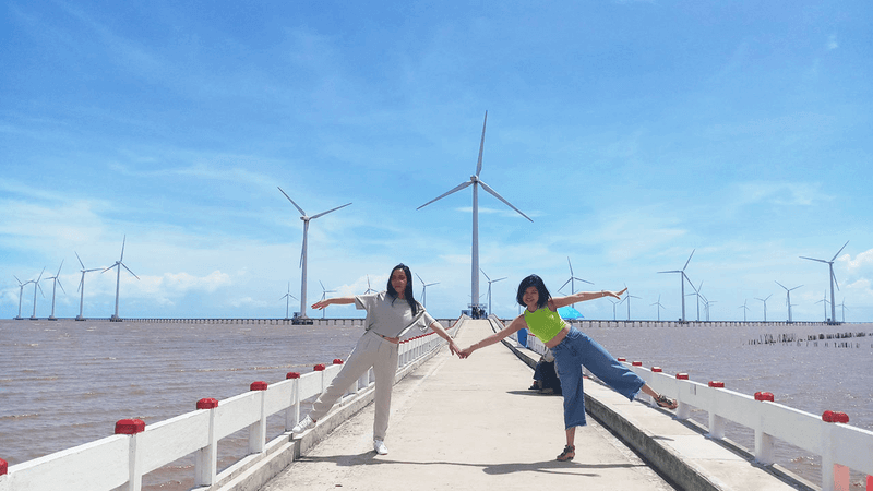 Thời điểm lý tưởng để khám phá cánh đồng điện gió Bạc Liêu